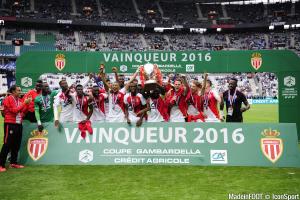 Tristan Muyumba soulève la Coupe Gambardella