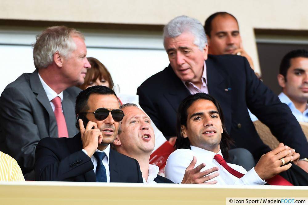 Radamel Falcao, ici aux côtés de son agent Jorge Mendes, s'inquiète de sa situation à Manchester United.
