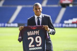 Le transfert de Mbappé au PSG reste en travers de la gorge de Florentino Perez.