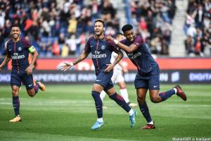 Neymar et Presnel Kimpembé célébrant un but