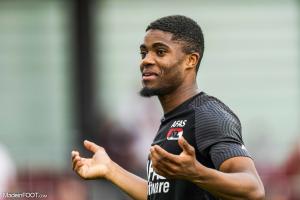 Myron Boadu avec le maillot de l'AZ Alkmaar.