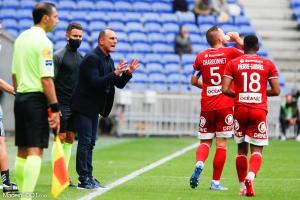 Der Zakarian au bord de la pelouse