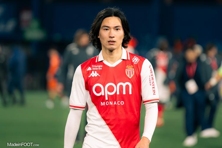 AS Monaco - Takumi Minamino évacué sur civière, l'ASM retient son souffle !