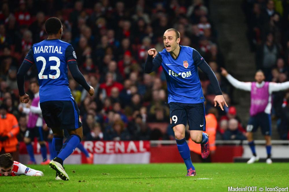 Berbatov compte bien apprendre le métier à Martial.