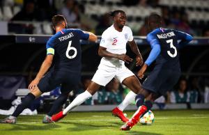 Fodé Ballo-Touré au duel avec Aaron Wan-Bissaka lors d'un match avec les Bleuets.